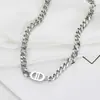 Pulseira de Aço Titânio com Corrente Grossa Dourada Masculina Europeia e Americana com Letra D Duplo Luxo Acessível Joia de Mão de Nicho de Alta Qualidade Pulseira para Casal Feminino