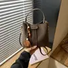 Bolsa Tote Pequeña Diversa para el Día Laboral para Mujer 2026 Nuevo Otoño Retro para Viajar al Trabajo Bolso de Hombro Único Versátil Bolso Cruzado Tipo Cubo