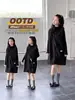 Conjunto de Vestido de Lunares Estilo Coreano Nuevo Otoño/Invierno 2026 para Niñas, Conjunto de Dos Piezas de Punto Negro para Niños, Moderno y a la Moda