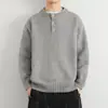 Suéter retro americano con cuello henley para hombre, estilo otoño e invierno, corte ajustado, alta gama, color liso, estilo casual, tejido base