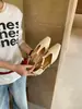 Sandalias cuadradas retro francesas de nicho para mujer con tacón grueso hueco y diseño tallado estilo británico