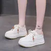 Sapatos Brancos de Solado Grosso Estilo Chinês para Mulheres 2025 Novo Outono Tênis que Aumentam a Altura Versátil Antiderrapante Super Populares Sapatos Casuais Esportivos