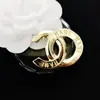 Broche de Seis Letras Estilo Vintage Inspirado en Chanel Pin de Moda Pin para Ropa Elegante Solapa de Chaqueta Accesorio de Aleación y Cobre