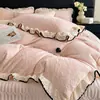 Colcha de Terciopelo de Leche Tallada Francesa Juego de Cama de Cuatro Piezas Borde de Encaje Rosa Terciopelo Engrosado de Doble Cara Suministros de Terciopelo Coral