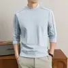 Camiseta básica de manga larga con cuello redondo para hombre, una prenda casual moderna y versátil para primavera y otoño, con un diseño de bloques de color