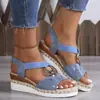 Sandálias Femininas Plus Size Europeias e Americanas Amazon Primavera/Verão 2026 Salto Anabela Fivela de Metal Comércio Exterior Peep-Toe Sandálias Femininas Casuais