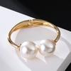 Joyería de comercio exterior joyería de moda popular europea y americana aleación pulsera de perlas de doble capa pulsera asimétrica semiabierta para mujer