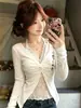 Camiseta de manga larga con cuello en V retorcido para mujer, con cuello halter, detalles de encaje, corte ajustado, silueta favorecedora y bajo asimétrico, perfecta para un look moderno y atrevido