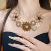 Collar colgante de flor acrílica incrustada de diamantes, cadena de clavícula estilo corte vintage, lujo ligero, sensación de alta gama, accesorio versátil, al por mayor