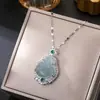 Item Quente de Celebridade da Internet Colar de Aço Titânio com Buda Maitreya de Calcedônia Imitação para Mulheres Corrente de Clavícula com Zircônia Microfixada Joias de Toque de Luxo Leve