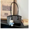Bolso de hombro minimalista nuevo transfronterizo, elegante y versátil, un bolso de mano de estilo coreano moderno y elegante para mujer, perfecto como bolso de axila