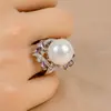 Nuevo anillo de perlas de moda transfronterizo en stock, anillo abierto de lujo ligero versátil de nicho estilo europeo y americano de alta gama para mujer