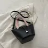 Bolso de cesta de moda y elegante para mujer, nuevo modelo de invierno 2026, color liso elegante, alto valor estético, bolso de hombro de nicho