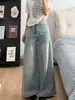 Jeans azules claros de pierna ancha para mujer, nuevo estilo de otoño, con un diseño de pierna ancha que crea un efecto adelgazante, un ajuste relajado y fluido, y un estilo versátil de largo hasta el suelo.