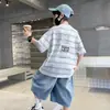 Camiseta de Manga Curta para Meninos Verão 2026 Novo Estilo Crianças Maiores Camiseta Casual Fina Roupa de Verão Crianças Top Branco Listrado t