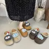Sandalias casuales de slip-on versátiles de dibujos animados lindos para mujer, nuevo estilo otoño/invierno, de suela gruesa, que aumentan la altura y visualmente adelgazan, auténticas al por mayor