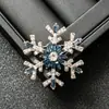 Broche Exquisito de Floco de Neve com Diamante Azul, Elegante e Estiloso Broche para Terno e Vestido, Acessório de Moda Europeu e Americano para Festas de Natal