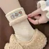 Calcetines Cálidos de Terciopelo Otoño e Invierno para Mujer Estilo Coreano Color Contrastante Lindo Gato de Dibujos Animados Oso Bordado Calcetines de Media Pantorrilla para Niñas Calcetines de Felpa de Cachemira