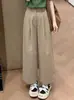 Um Conjunto Único e Lindo para o Início do Verão com uma Vibração Única e Elegante, Apresentando uma Camisa Verde e Calças Cáqui de Cintura Alta e Perna Larga