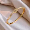 Pulsera de cierre de hebilla de raya retorcida con circonita de lujo ligero chapada en oro real de 18 quilates, moderna, simple, exquisita, resistente, joyería de alta gama