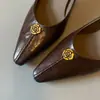 Em Estoque, Envia Imediatamente! Salto Alto Feminino Estilo Britânico Retrô Flor de Camélia Fivela Dourada Scarpin Raso Bico Fino