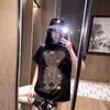 Camiseta Feminina Manga Curta com Urso de Strass Hot-Fix Pesado no Design Primavera/Verão 2026, Top Soltinho de Média Comprimento