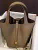 Bolsa Balde de Couro Genuíno Camada Superior de Couro Bovino 2023 Nova Bolsa de Mão Versátil para Mulheres com Fivela Dourada Atacado Guangzhou