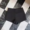 Shorts pretos estilosos estilo terno, que abraçam o quadril, para mulheres, cintura alta, modeladores, versáteis, adequados para baixinhas, hot pants em A para usar como peça externa