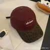 Boné de beisebol com estampa de leopardo retrô americano para mulheres, novo boné de aba de pato versátil com blocos de cor e letras bordadas para proteção solar, moderno para homens