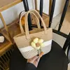 Bolsa de Palha Tecida Floral de Verão Nova Moda de Alto Acabamento Bolsa Saco Cesta Bolsa de Armazenamento para Maquiagem de Mão