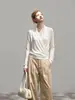 Camiseta base de punto blanca con cuello en V cruzado para mujer, otoño e invierno, de alta gama y elegante, corte ajustado y adelgazante 9643