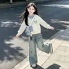 Conjunto de Moletom com Capuz para Meninas Primavera e Outono Estiloso e Chique para Meninas Mais Velhas Estilo Coreano Calça Jeans Wide-Leg Conjunto de Duas Peças Tendência
