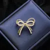 Broche Elegante de Pérola e Borboleta Estilo Coreano para Mulheres, Broche Versátil com Strass, Alfinete Criativo Anti-Exposição, Fábrica de Acessórios para Ternos