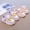Zapatos para Niñas Labubu 2026 Modelo Nuevo de Primavera Zapatos Blancos Infantiles Tenis Deportivos Impermeables de Piel para Niñas Estudiantes