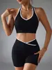 Novo conjunto esportivo feminino de duas peças sem costura com gola halter e acabamento branco, incluindo um sutiã sem costas e shorts de ciclismo de cintura alta que levantam o bumbum