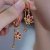 Pendientes de Hoja de Arce Roja y Circonita de Moda y Lujo, Pendientes de Nuevo Estilo con un Toque de Alta Gama, Joyería de Oreja de Flor de Cinco Pétalos Exquisita y Única