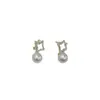 "Luna y Estrellas Superficiales" Pendientes de Perlas Doradas con Forma de Estrella de Cuatro Puntas Estilo Francés, Lujo Ligero, Versátiles, de Nicho y Pendientes Elegantes con un Toque de Sofisticación