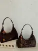 Bolsa de camurça moderna em formato de meia-lua para mulheres, novo estilo 2026, bolsa de ombro fashion, chique e retrô, bolsa crossbody de nicho