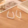 Pendientes geométricos minimalistas de esmalte blanco cuadrangulares, pendientes versátiles elegantes de alta costura para mujer, ear cuffs estilo crema