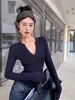 Camiseta de manga larga con cuello en V de color azul marino para mujer, camiseta básica de otoño ajustada de corte regular, top versátil de color liso para chicas con estilo