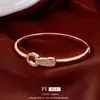 Pulsera con Hebilla Redonda Hueca Chapada en Oro Real de 18K, Pulsera de Moda Simple y de Alta Gama, Joyería Casual y Versátil para Mujeres