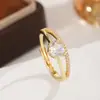 Anillo Abierto de Lujo Ligero con Circonia Pavimentada Entrelazada Anillo de Circonia Ajustable de Seis Garras Versátil para el Viaje Diario Anillo de Diamante Imitación para Mujeres