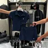 Novo conjunto esportivo casual com bordado de pônei para mulheres, verão, gola polo, manga curta, saia curta estilosa em linha A, conjunto de duas peças