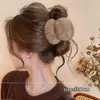 Presilha de cabelo estilo vintage que não danifica os fios, na cor café com toque de luxo, presilha de tubarão de pelúcia, acessório de cabelo fofo e doce para penteados presos.