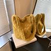Mochila Transversal de Ombro Único em Veludo Macio, Nova Coleção Outono/Inverno 2026, Mochila de Rua Fashion e Versátil, Bolsa de Ombro Estilo Coreano