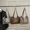 Bolso de mano nuevo de comercio exterior con estampado de rombos, un bolso de mano simple y versátil que se puede llevar debajo del brazo, un bolso tote práctico y elegante para ir al trabajo, diseñado para mujeres