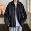 Moda masculina de outono e inverno: Jaqueta com zíper estilo americano, de corte solto e confortável, com um design legal e estiloso, incorporando uma estética funcional.
