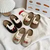 Nueva colección de otoño e invierno 2026 para niños: Sandalias tipo chancla lindas de Mickey Mouse, adecuadas tanto para niños como para niñas, diseñadas para uso en exteriores, cómodas y con suela antideslizante, parecidas a las sandalias Birkenstock