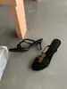 Primeiro Encontro com as Deslumbrantes Sandálias de Salto Agulha com Dedos Abertos e Strass Metálico da Estação, Estilo Boêmio com Tiras de Camurça e um Toque Elegante