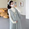 Foto real de atuendo de otoño para maternidad: Vestido chaleco de punto con cuello en V, lazo de encaje, cuello semi-alto y tejido elástico
